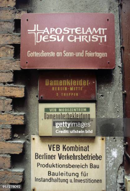 Schilder unterschiedlicher Mieter an einem verfallenen Hauseingang in der Brunnenstraße in Berlin-Ost, undatiertes Foto von 1990. In vielen alten...