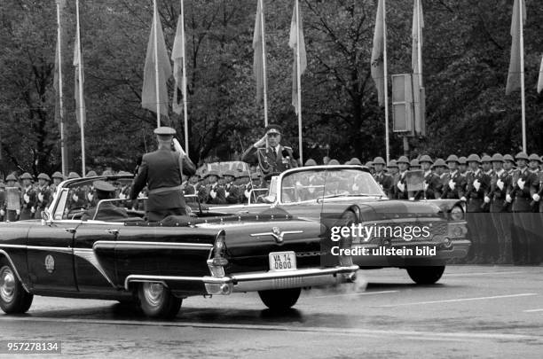 Zwei offene Staatskarossen vom Typ "Tschaika" stehen sich am Jahrestag der Gründung der DDR - auf der Berliner Karl_Marx_Allee gegenüber. Im hinteren...