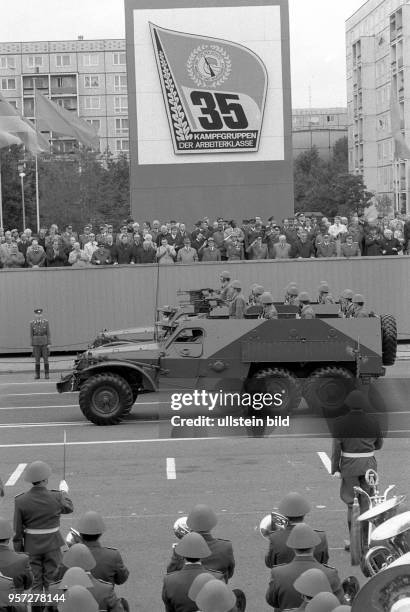 Zum 35. Jahrestag der Gründung der Kampfgruppen der Arbeiterklasse nehmen Funktionäre der Republik, in Berlin deren Vorbeimarsch - hier mit...