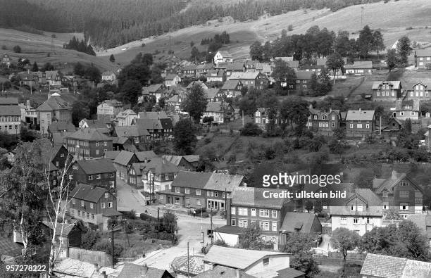 Blick über den Erholungsort Manebach in Thüringen, aufgenommen um 1960. Zu den bekanntesten touristischen Stationen des kleinen Ortes im Ilmtal...