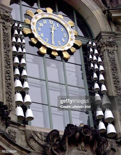 Blick auf das aus Meißen stammende Glockenspiel im Zwinger von Dresden, aufgenommen 1986. Glocken aus der Staatlichen Porzellan-Manufaktur Meißen...