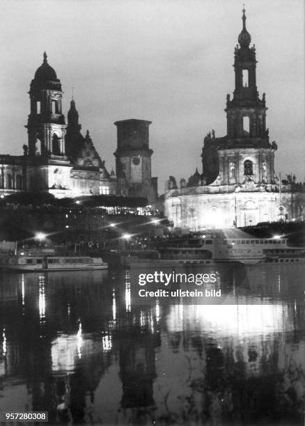 Blick auf das Residenzschloss in Dresden im zerstörten Zustand und mit dem Hausmannsturm ohne Haube, aufgenommen 1984. Das historische Gebäude war...