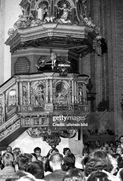 Altbundeskanzler Helmut Schmidt hält von der Kanzel der Marienkirche in Rostock anläßlich der unter dem Motto "Brücken bauen" stehenden evangelischen...