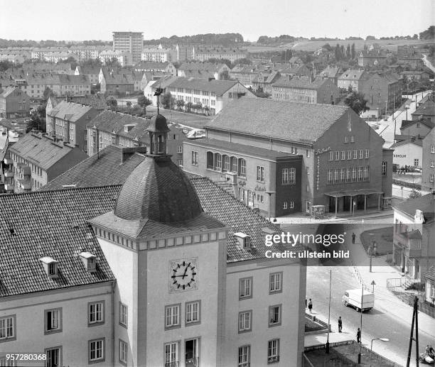 Saßnitz, die nördlichste Stadt der DDR, mit dem Haus der Hochseefischer und dem Neubaugebiet Dwasieden , aufgenommen 1970.