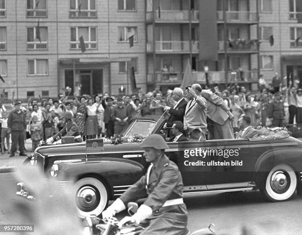 Im offenen Wagen fahren, begleitet von einem Motorrad-Stafette, der DDR-Staatsratsvorsitzende und SED- Parteichef Walter Ulbricht und der sowjetische...
