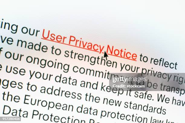 informations « privacy policy » sur écran d’ordinateur - petits caractères photos et images de collection