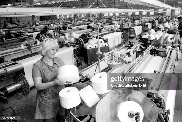 Arbeiterinnen an Webautomaten aus der UdSSR im Werk Walddorf des VEB Lautex, aufgenommen 1977. Am wurde der VEB Oberlausitzer Textilbetrieb Lautex...