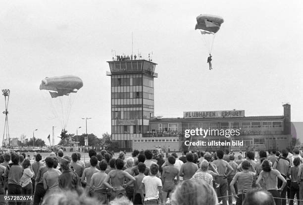 Fallschirmjäger zeigen auf der 4. Wehrspartakiade der GST in Erfurt ihr Können, aufgenommen im Juli 1981.