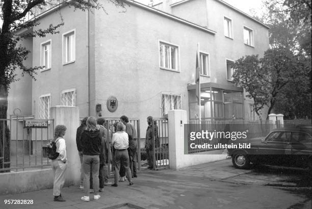Flüchtling aus der DDR stehen am Eingang zur Botschaft der Bundesrepublik Deutschland in der Straße Dabrowiecka in Warschau, undatiertes Foto vom...