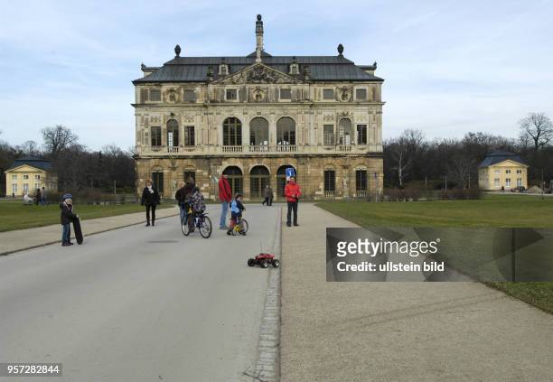 Erwachsene und Kinder erholen sich gleichermaßen am Palais im Großen Garten in Dresden, aufgenommen am . Der prunkvolle Barockbau, erbaut von ca....