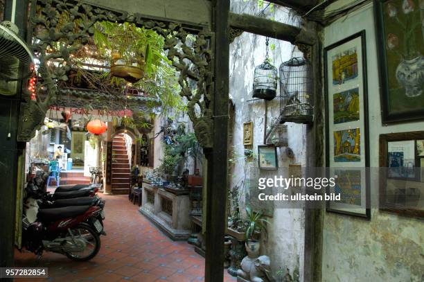Blick in das Erdgeschoss eines sogenannten Röhrenhauses in der Altstadt von Hanoi, der Hauptstadt der Sozialistischen Republik Vietnam, aufgenommen...