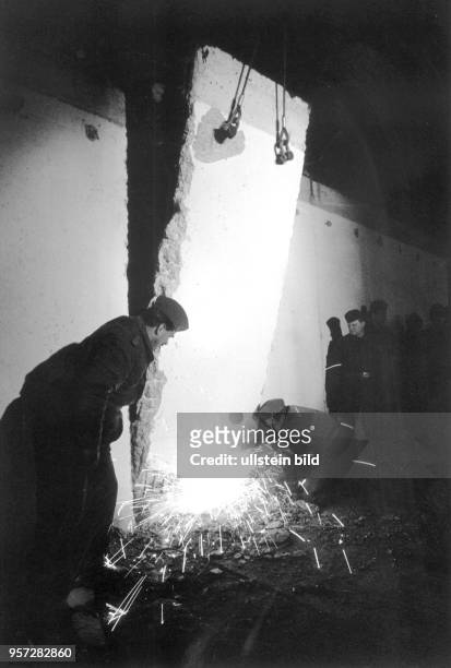 Soldaten der Grenztruppen der DDR entfernen Teile aus der Mauer am Potsdamer Platz, aufgenommen am . Die Grenzöffnung, bzw. Der Mauerfall, war am...
