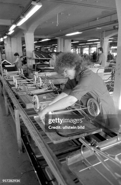 Im VEB Zekiwa Zeitz werden am laufenden Band Kinderwagen produziert, aufgenommen 1985. Die Kinderwagen wurden in den gesamten RGW-Raum exportiert....