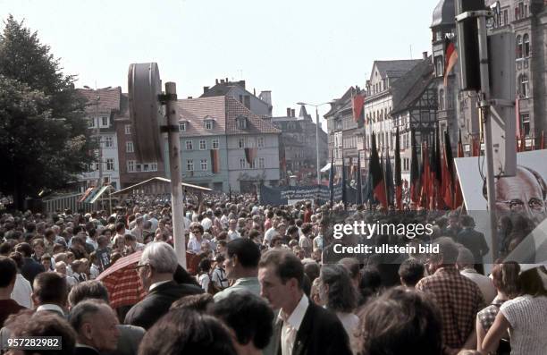 Feierlichkeiten zum 20. Jahrestag der DDR auf dem festlich mit Fahnen geschmückten Marktplatz in Eisenach, aufgenommen am .