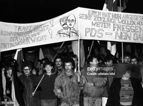 Im Februar 1990 findet auf dem Theaterplatz eine der letzten Montagsdemonstrationen in Dresden statt. Fast alle Transparente haben mit Losungen wie...