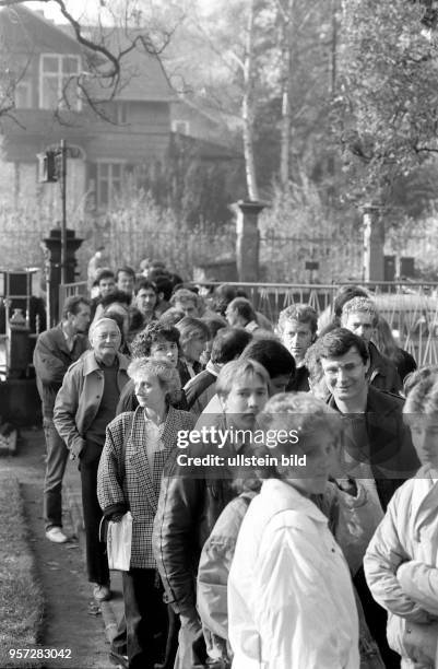 Vom 10.November 1989 an stürmten die Ostdeutschen die Polizei-Meldeämter, um ein Dauervisum für Reisen nach Westdeutschland zu bekommen - hier das...