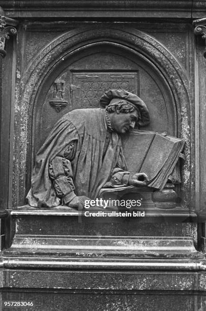 Relief am Sockel des 1883 enthüllten Lutherdenkmals auf dem Marktplatz in der Lutherstadt Eisleben, aufgenommen im Oktober 1981. Die Reliefs zeigen...