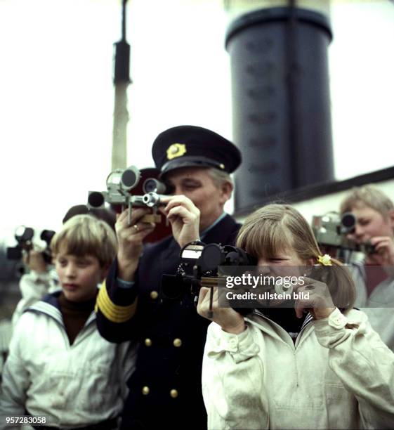 Mädchen und Jungen der Arbeitsgemeinschaft der Jungen Matrosen auf dem Pionierschiff "Vorwärts" in Rostock lernen die klassische Standortbestimmung...