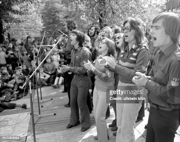 Der Singeklub der Pädagogischen Hochschule Dresden bei einem Auftritt für Kinder, aufgenommen 1973 in der Elbestadt. Als Gegenpol zur westlichen...