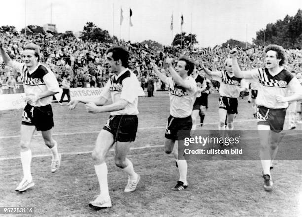 Die Dresdner Spieler Frank Lieberam, Ralf Minge, Jörg Stübner und Andreas Trautmann drehen mit ihren Teamgefährten am vor 27.000 begeisterten...