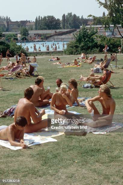 Eine Gruppe Jugendlicher auf einer Liegewiese im Freibad Pankow, undatiertes Foto vom Sommer 1989. Auch in den öffentlichen Freibädern wurde in...