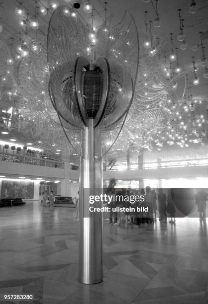 Eine Besuchergruppe im Palast der Republik in Berlin , aufgenommen im Juli 1986. Sehenswertes Gestaltungsobjekt und beliebter Treffpunkt für...