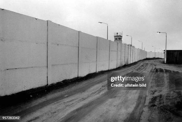 Grenzanlagen der Berliner Mauer in Berlin-Treptow, die den Ost- und West-Teil der Stadt voneinander trennen, aufgenommen am . Mit dem Fall der Mauer...