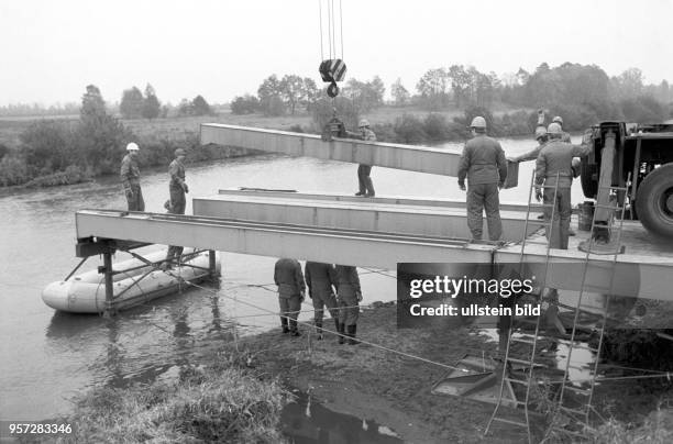 Pioniere bauen eine Brücke für die Überquerung eines Flusses. Im Rahmen einer Übung trainierten die Rückwärtigen Dienste und Pioniere der Nationalen...