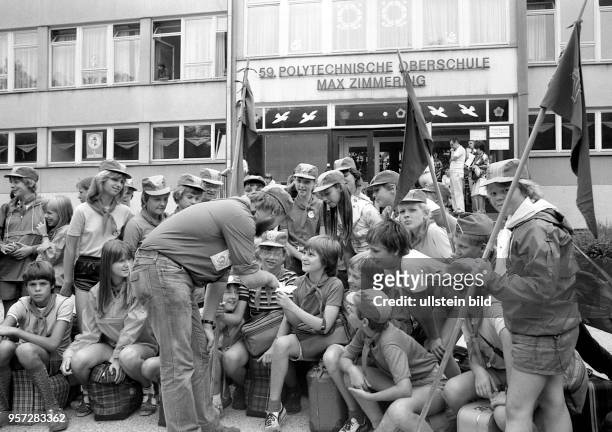Pioniere aus Berlin sitzen noch auf ihren Koffern - sie werden in der 59. Polytechnieschen Oberschule "MAx Zimmerring" in Dresden Quartier beziehen...