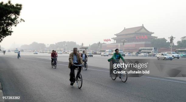 Immer weniger Fahrradfahrer sind im Zentrum von Peking zu sehen, aufgenommen im Oktober 2008. Man fährt mit dem Bus oder dem Auto. Üblich sind jetzt...