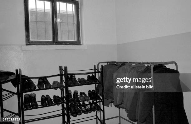 Blick in die Garderobe im "Jugendhaus" Ichtershausen im Bezirk Erfurt, aufgenommen im Dezember 1989. Seit 1953 waren in dem ehemaligen Gefängnis...