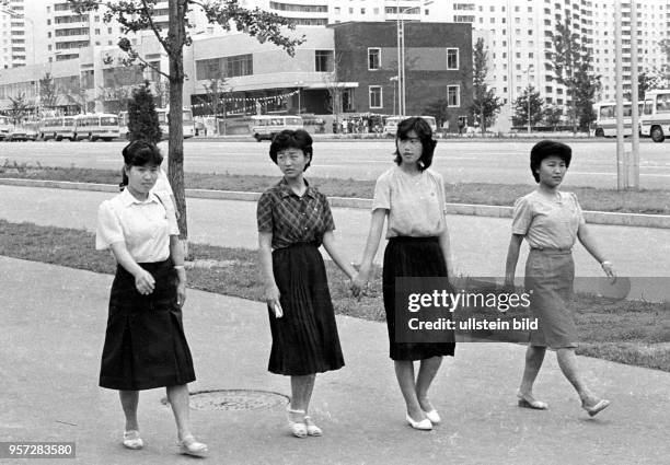 Junge Frauen auf einer Straße in Pjöngjang, aufgenommen am Rande der XIII. Weltfestspiele der Jugend und Studenten im Juli 1989.