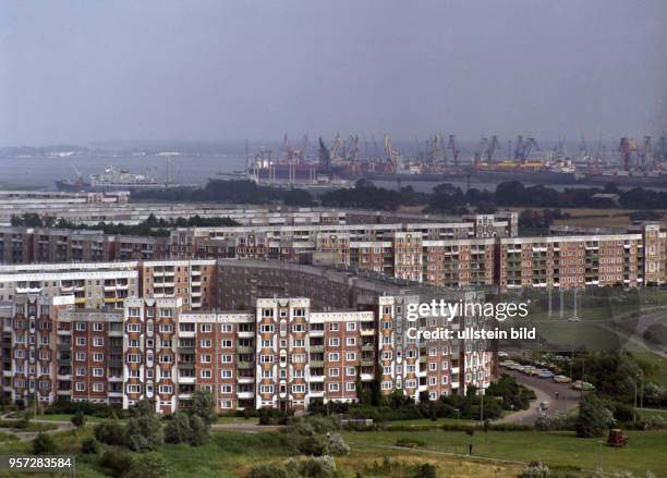 Blick auf das Neubaugebiet Rostock Schmarl, im Hintergrund der Rostocker Überseehafen, aufgenommen 1986. Die Plattenbausiedlung im Nordwesten der...