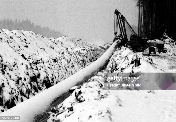 Gasrohre werden 1986 in der Sowjetunion im Gebiet Perm im Ural auf der Baustelle der Erdgastrasse aus Russland nach Westeuropa verlegt. Diese...