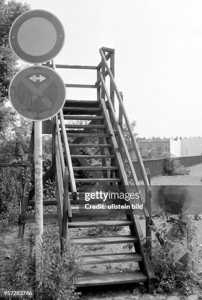 Der Aussichtspunkt auf der Westseite der Berliner Mauer im Bezirk Wedding ist im Mai 1990 nicht mehr von Interesse. Nach der Maueröffnung im November...