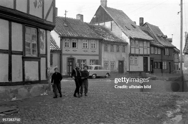 Fachwerkhäuser am Schlossberg , dem ältesten Stadtteil von Quedlinburg am Harz, aufgenommen 1960. Quedlinburg hat bereits 994 das Stadtrecht...