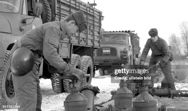 Pionier verlegen 1980 bei einer Übung im Winter eine Rohrleitung. In der DDR herrschte Wehrpflicht, der Grundwehrdienst in der Nationalen Volksarmee...