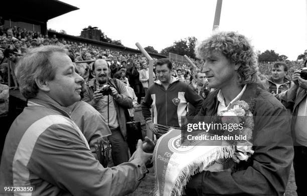 Am 23.8.1986 wird Hans-Jürgen Dörner als langjähriger Kapitän der Dresdner Dynamo-Mannschaft im Dynamo-Stadion von seinen Anhängern und...