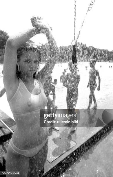 Eine junge Badenixe unter der Dusche im alten Arnholdbad im Zentrum von Dresden, aufgenommen im Sommer 1990. Fehlende Niederschläge im Sommer 1990...