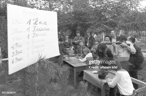 Preisschießen mit dem Luftgewehr beim traditionellen Tümpelfest in Reuden-Predel nahe der Stadt Zeitz, undatiertes Foto von 1978. Dem besten Schützen...