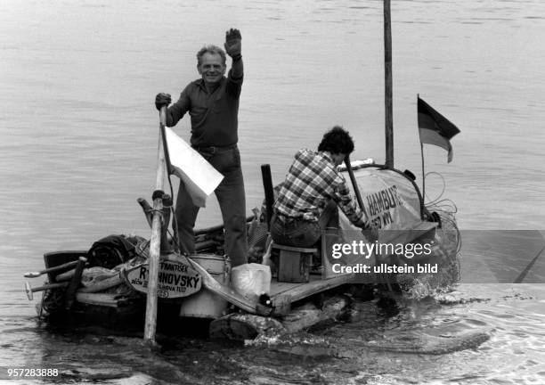 Dieses Foto durfte in der DDR-Presse nicht veröffentlicht werden: Im Juli 1982 fährt der tschechoslowakische Schiffer Frantisek Rychnovsky mit seinem...