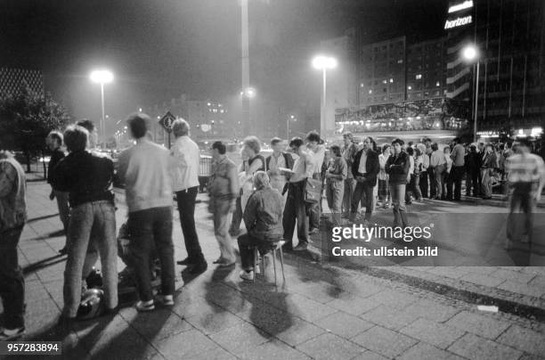 Eine lange Schlange hat sich in der Nacht vom auf den vor einer Bankfiliale am Alexanderplatz in Berlin-Mitte gebildet. Um Mitternacht tritt die...