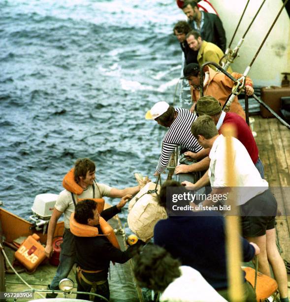 Rostock / Hochseefischerei / August 1974 / Auf dem Fangplatz Georgesbank, vor der USA-Kueste angekommen, werden die Besatzungen des Fang-und...