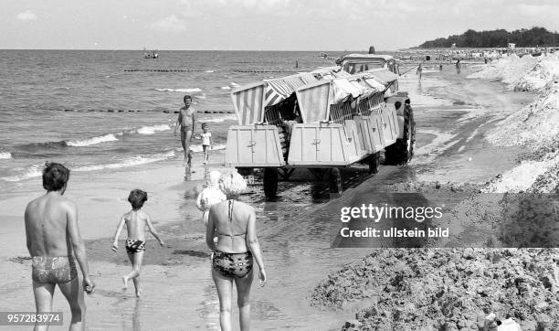 Der Kühlungsborner Strand wird verbreitert, aufgenommen in den 1980er Jahren im Sommer. An der wichtigen Küstenschutzmaßnahme, dem Aufspülen von Sand...