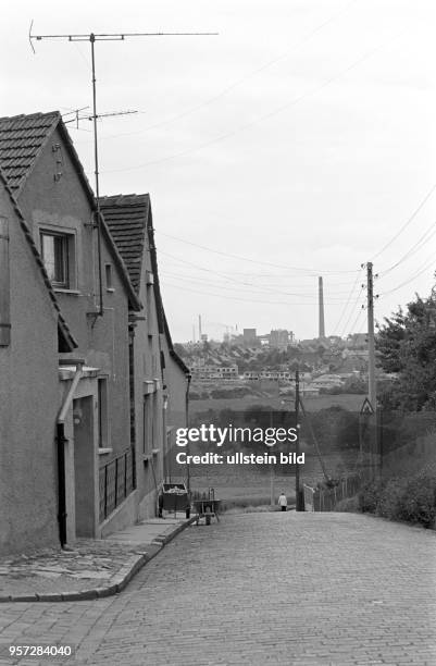 Blick über eine steile Straße auf die Anlage der August-Bebel-Hütte Helbra , aufgenommen am . Der Hüttenstandort Helbra, am östlichen Harzrand bei...