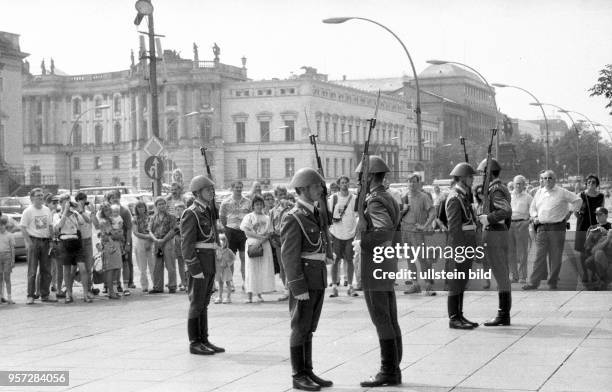 Wachablösung von NVA-Soldaten vor dem Mahnmal für die Opfer des Faschismus und Militarismus an der Straße Unter den Linden in Ostberlin -...