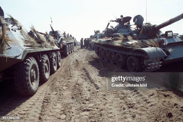 Gepanzerte Fahrzeuge auf einem Truppenübungsplatz bei Wittstock im Rahmen des Großmanöver Waffenbrüderschaft 80, einer Übung der Streitkräfte des...