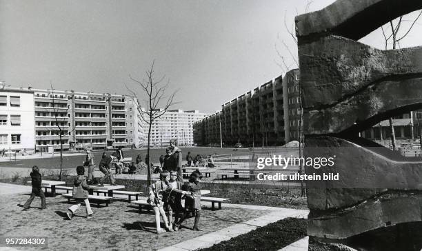 Kinder auf einem Spielplatz im Neubaugebiet Dresden Prohlis mit dem Wohnungstyp WBS 70, aufgenommen am .