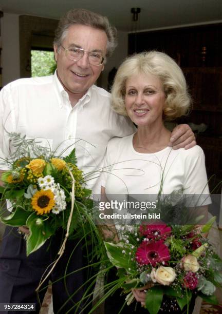 Der Tenor und Weltstar Kammersänger Peter Schreier , hier mit seiner Ehefrau, feiert seinen 65.Geburtstag, aufgenommen am 29. Juli 2000. Der...