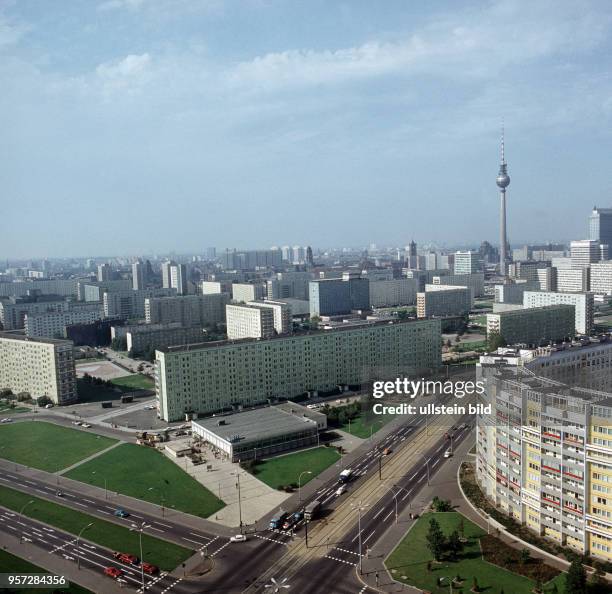 Blick von einem Hochhaus am Leninplatz in Berlin-Friedrichshain an der Ecke Mollstraße / Lichtenberger Straße über die Anfang der 1970er Jahre...